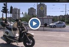 Мотор тип скутер се заби в автомобил на кръстовището в