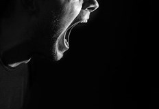 Втори ден полицаи и психолози не могат да убедят барикадиралия