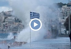 Магазини и улици са под вода има наводнени къщиСилна буря