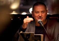 Днес търговците на минало продават съчинено и пластмасово минало В