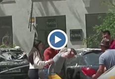 Спасителните екипи издирват хора под отломкитеНай малко 17 души бяха ранени