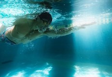 Той изкара 24 часов плувен маратон в басейна на Спортното училище