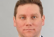 Иван Френкев е бакалавър по финансови и бизнес икономики от