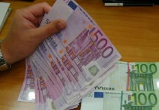 Контрабандната валута бе задържана при митническа проверка на пункт Малко Търново Митнически служители