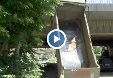 Шофьорът е откаран в болницаКуриозен инцидент в Пловдив Тежкотоварен камион едва не