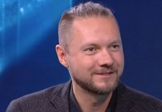 Момчил Кюркчиев е роден в Русе в семейство на музикантиСтрастта му към