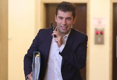 Българска правителствена делегация водена от премиера Кирил Петков заминава на