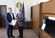 Днес кметът Пенчо Милков връчи златна значка на маестро Димчо