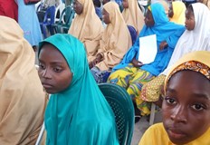 Десетки студенти от школата Шеху Шагари пребиха в четвъртък с