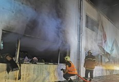 Голяма складова база с мебели и матраци се е запалила