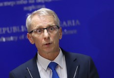 Не трябва да изграждаме митология и да интерпретираме историята а