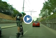 Младеж с тротинетка изправи косата на шофьор на автомобилЕлектрическите тротинетки стават все