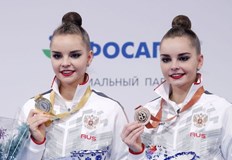 Многократните световни шампионки по художествена гимнастика Арина и Дина Аверина