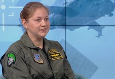 Тя е пилот на самолет Спартан в Авиобаза Враждебна Авиацията винаги