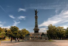 По традиция в края на церемонията ще бъдат положени венци