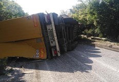 Самокатастрофирал товарен автомобил затвори временно път I 3 Плевен Бяла