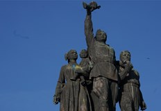 Използвани са цветовете на украинското знаме жълт и синРано