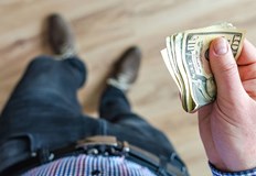 4 месеца младите българи ще са рецепционисти сервитьори касиери или