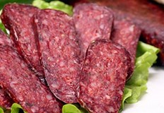 Купената от супермаркета търговски център или месарница луканка е направена от месо