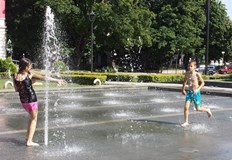 Рекордните за 13 май 33 deg С отчетоха днес термометрите в РусеТова показват