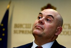 С процедурни хватки в началото на април решението беше отложеноПроцедурата