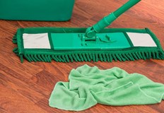 Почистването на пода е процедура която трябва да се извършва