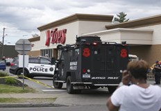 Предполагаемият стрелец е арестуванНай малко 10 човека бяха убити при стрелба