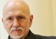 Шарлатанин си когато вдигнеш юмрук на чужд протест когато се