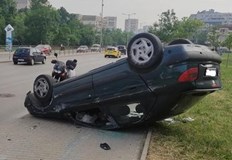 Единият автомобил е изхвърчал от пътя и се е преобърнал