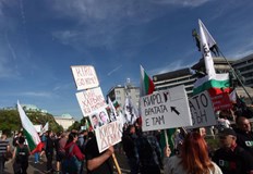 Цялото пространство около сградата на Министерски съвет е напълно блокирано за