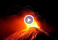 Изхвърли облак от пепел и фонтан от лаваЕтна отново се