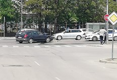 Катастрофа на ул Потсдам зад МОЛ Русе затруднява движението в