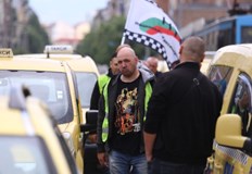 Таксиметрови шофьори се включиха в протеста в СофияТакситата са спрели