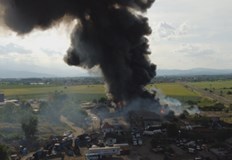 Пожарът който вчера късно следобед избухна на площадка за автомобилни