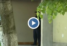 Той се заключи в апартамента си в неделяПродължават опитите да