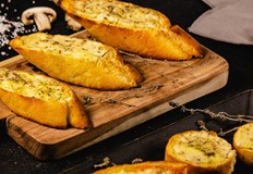 Чесновият хляб е ястие с високи вкусови качества което се почита