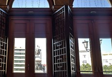 Рано тази сутрин са премахнати металните решетки на вратите на