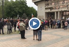 Стотина русенци се събраха на протест пред сградата на Общината