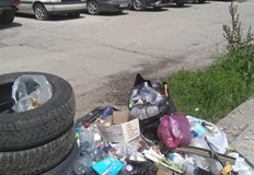 Площадът пред централна ЖП гара е заринат от боклуциИменно на