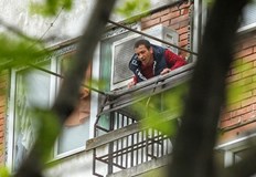 Той е с множество криминални регистрацииВтори ден мъж продължава да