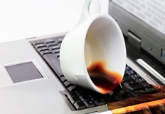 Заливането на лаптоп с вода или друга течност не е