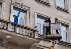 Знамето на Украйна е поставено отново на фасадата на сградата