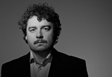 Какви са възгледите на родения в Русе актьор режисьор драматург и