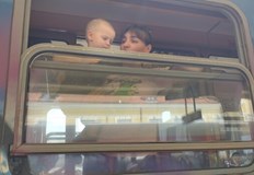 57 украински бежанци тръгнаха с влак за Паничище от Бургас