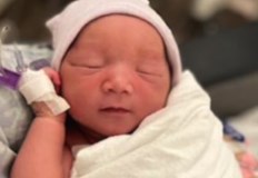 Стюардеса от американската авиокомпания Frontier Airlines е проявила изключително хладнокръвие и