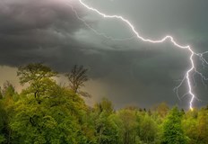 Силни бури се разразиха през изминалата нощ над Чехия вкл