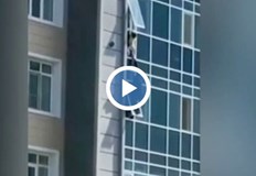 36 годишен мъж спаси 3 годишно момиченцеДетето висяло от прозореца на дома си