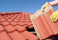 Пенсионерка даде на измамник пари злато и му купи телефон