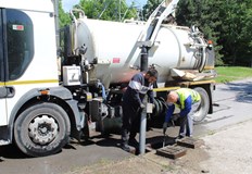 Почистването на дъждоприемните шахти от служители на Нелсен продължава да