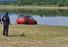 Кола потъна в язовир Копринка При операцията по изваждането вътре е